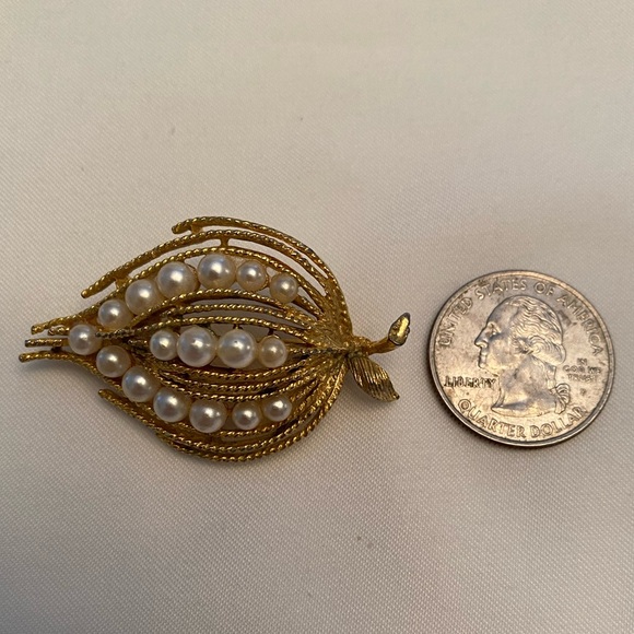 Vintage Lisner Faux Pearl and Gold Tone Brooch/Pin 1.9" L - Picture 2 of 6